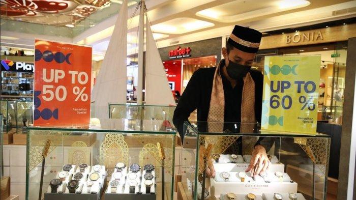 Staf memperlihatkan aneka koleksi jam tangan di The Watch Co TSM, Sabtu (152021). Dapatkan diskon Ramadhan Special diskon hingga 60 % dari dari tenant the Watch Co. yang terletak di Ground Floor, Trans Studio Mall Makassar. Tenant yang satu ini menawarkan kebutuhan fashion pria dan wanita yang fokus pada jam tangan original dari sejumlah brand ternama. Tribun timurMuhammad Abdiwan