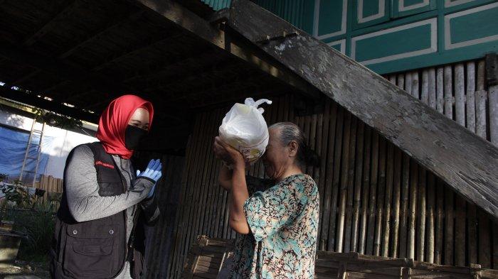 Anggota Dewan Perwakilan Rakyat Daerah Sulawesi Selatan (DPRD Sulsel) Andi Nirawati (Anir) menyarahkan paket sembako kepada satu di antaranya puluhan ribu warga Pangkep yang berhak menerima bantuan tersebut belum lama ini.