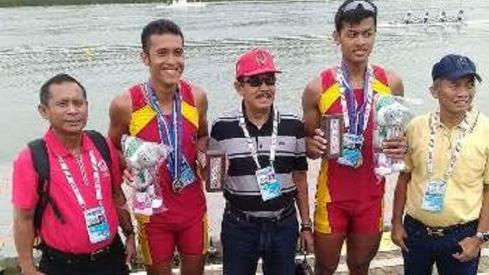 Sulfianto (kedua dari kanan), atlet dayung asal Kabupaten Luwu Utara yang memperkuat kontingen Sulsel di PON XIX Jawa Barat berhasil meraih dua perak.