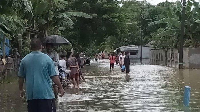 Kondisi pemukiman warga Dusun Manarang, Desa Tukamasea, Kecamatan Bantimurung, Maros, terendam banjir. Ruas jalan tidak kelihatan.
