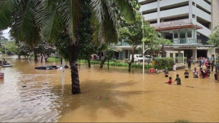 Banjir Jakarta atau Jakarta Banjir - Suasana di Jl Kemang Raya Sabtu (20/2/2021)