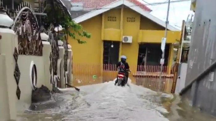 Banjir di kawasan perumahan di Jl Muhajirin, Kelurahan Mangasa, Kecamatan Tamalate, Kota Makassar, Sulsel, Sabtu (19/12/2020). Banjir Makassar di Maret 2021, 7 tips bersihkan rumah setelah banjir.