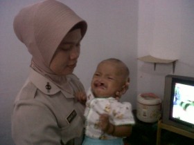 Bayi Dibuang Ibunya di Meja Warung Gorengan