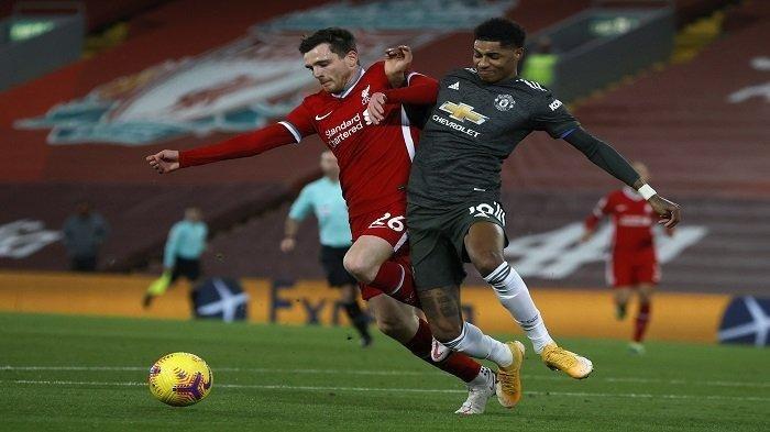 Bek Liverpool Skotlandia Andrew Robertson (kiri) bersaing dengan striker Inggris Manchester United Marcus Rashford selama pertandingan sepak bola Liga Utama Inggris antara Liverpool dan Manchester United di Anfield di Liverpool, Inggris barat laut pada 17 Januari 2021.