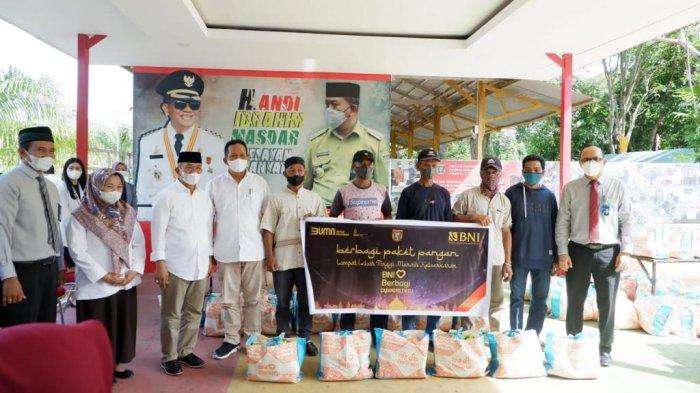 BNI Cabang Polewali menyalurkan 300 paket pangan gratis.