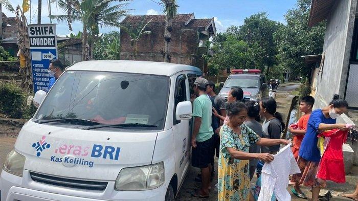 BRI menyalurkan bantuan tanggap bencana banjir dengan menyalurkan sejumlah bantuan kepada masyarakat yang terdampak di Kabupaten Blitar, Trenggalek dan Malang, Provinsi Jawa Timur sejak Senin (17/10/2022).