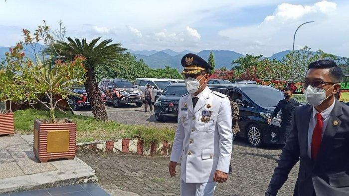 Bupati dan wakil bupati terpilih Mamuju Tengah H M Aras Tammauni dan Drs Amin Jasa M.Si tiba di Rujab Gubernur Sulbar pukul 14.30 Wita.(nurhadi/tribun).