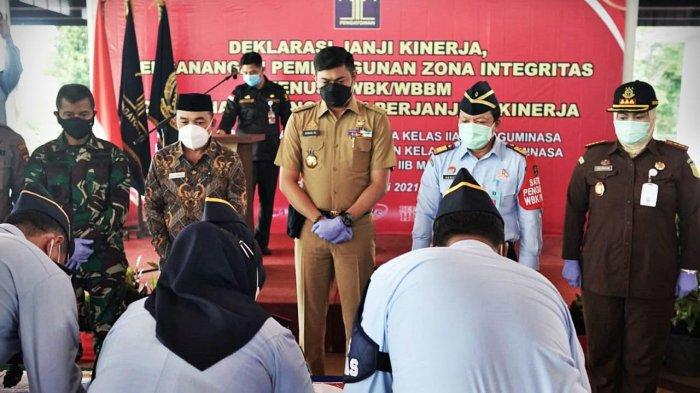 Bupati Gowa, Adnan Purichta Ichsan menghadiri Deklarasi Janji Kinerja, Penandatanganan Pembangunan Zona Integritas Menuju WBK WBBM Penandatangan Perjanjian Kinerja Lapas Narkotika Kelas II A, Lapas Perempuan Kelas II A Sungguminasa dan Rumah Tahanan Kelas II B Malino di Aula Pertemuan Padi Valley, Kecamatan Pattalassang, Selasa, (1622021). Kegiatan ini merupakan wujud komitmen bersama untuk membangun sistem dan menghadirkan pelayanan yang semakin baik kepada masyarakat. tribun timurmuhammad abdiwan