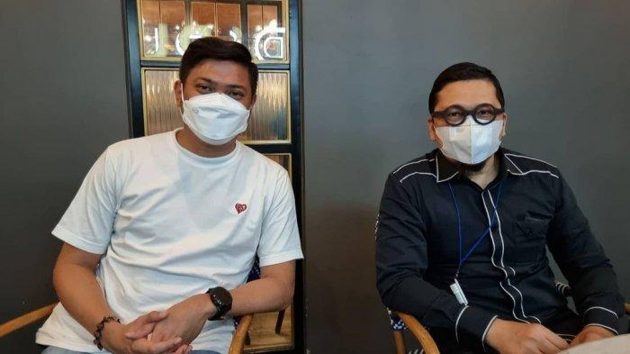 Bupati Gowa Adnan Purichta Ichsan ngopi santai bareng Ketua Komisi II DPR RI Ahmad Doli Kurnia, Selasa (23/2/2021) di Cafe Grind and Pull, Jl A Mappanyukki No.40 Kota Makassar.