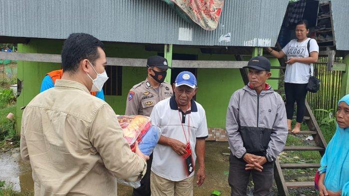 Bupati Pangkep Muhammad Yusran Lalogau (MYL) menyalurkan bantuan untuk korban angin puting beliung di Kelurahan Bonto Perak, Pangkep, Jumat (2/4/2021).