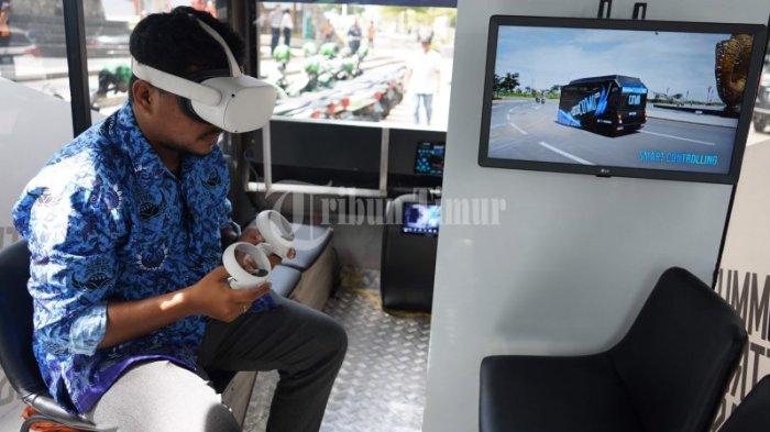 Wali Kota Makassar Danny Pomanto memperlihatkan kendaraan listrik, Commuter Metromoda alias Co'mo kepada Tribun Timur yang berlangsung di Anjungan Pantai Losari, Makassar, Selasa (29/11/2022).