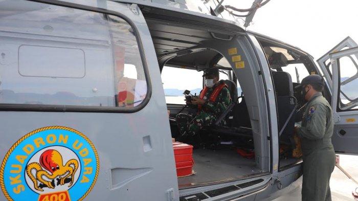Danlantmal VI, Laksamana Pertama TNI Dr Benny Subandari menumpangi Helikopter Anti Kapal Selam (AKS) AS565 MBe Panther milik TNI AL di Hanggar Kapal KRI Soeharso yang berada di Lanal Mamuju, Sulbar, Selasa, (26/1/2021). Kehadiran Danlantamal VI ini untuk meninjau daerah yang terisolir akibat Gempa bermagnitudo 6,2 dan memastikan bantuan korban gempa terdistribusi dengan tepat. TRIBUN TIMUR/SANOVRA JR
