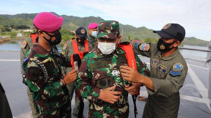 Danlantmal VI, Laksamana Pertama TNI Dr Benny Subandari menumpangi Helikopter Anti Kapal Selam (AKS) AS565 MBe Panther milik TNI AL di Hanggar Kapal KRI Soeharso yang berada di Lanal Mamuju, Sulbar, Selasa, (26/1/2021). Kehadiran Danlantamal VI ini untuk meninjau daerah yang terisolir akibat Gempa bermagnitudo 6,2 dan memastikan bantuan korban gempa terdistribusi dengan tepat. TRIBUN TIMUR/SANOVRA JR