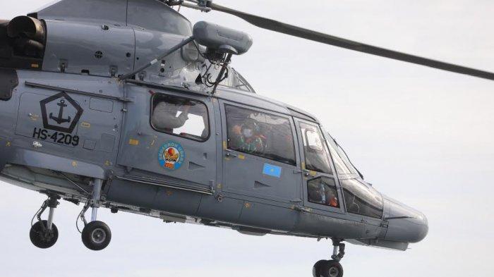 Danlantmal VI, Laksamana Pertama TNI Dr Benny Subandari menumpangi Helikopter Anti Kapal Selam (AKS) AS565 MBe Panther milik TNI AL di Hanggar Kapal KRI Soeharso yang berada di Lanal Mamuju, Sulbar, Selasa, (26/1/2021). Kehadiran Danlantamal VI ini untuk meninjau daerah yang terisolir akibat Gempa bermagnitudo 6,2 dan memastikan bantuan korban gempa terdistribusi dengan tepat. TRIBUN TIMUR/SANOVRA JR