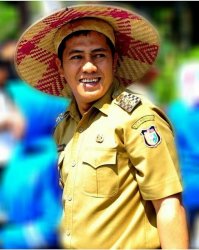 Publik Services: Penjual Pulsa dan Ekspedisi di Jl Cakalang Makassar Bikin Macet