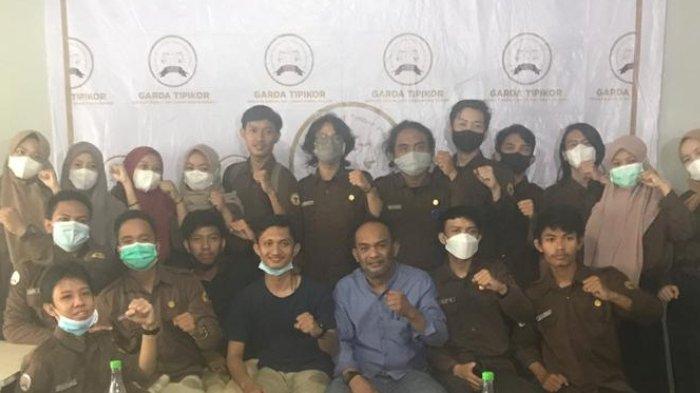 Djusman AR dan Fajlurrahman Jurdi bersama aktivis Garda Tipikor usai diskusi publik di Warkop Megazone, Makassar, Sabtu, 13 Maret 2021.