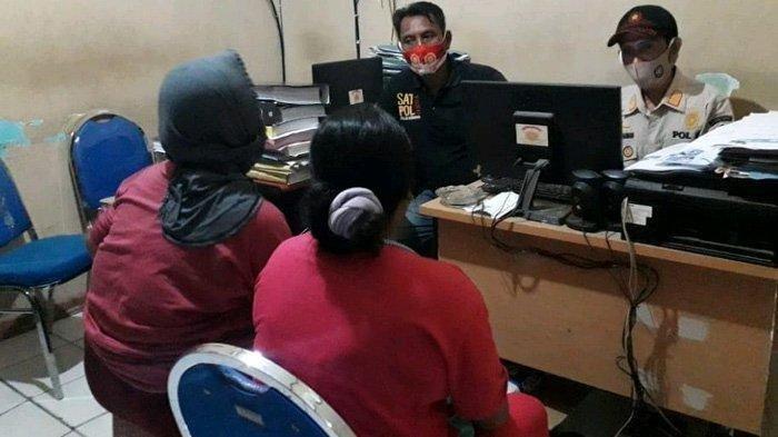 Dua perempuan diinterogasi oleh Kasi Penyelidikan dan Penyidikan Satpol PP Pamekasan, Hasanurrahman di kantor Satpol PP Pamekasan, Rabu (28/4/2021) malam.
