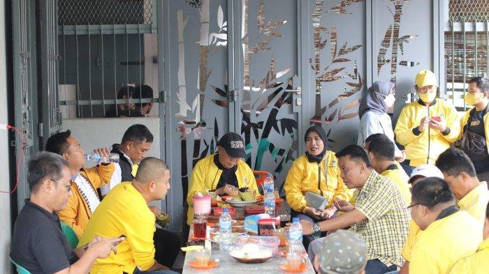 Ketua DPD II Golkar Makassar Munafri Arifuddin memboyong pengurusnya ngopi bareng rakyat di Warkop Safari, Jalan Tentara Pelajar, Selasa (28/12/2021) pagi.