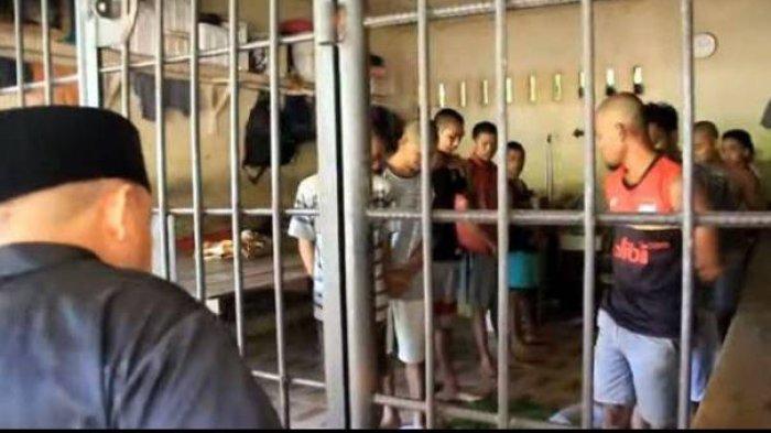 Kerangkeng manusia di rumah Bupati Langkat, Terbit Rencana Perangin-angin.