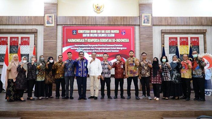 Foto bersama pada kegiatan Harmonisasi Serentak peringati Hari Dharma Karya Dhika (HDKD) ke-77 di Aula Kanwil dan ruang rapat Divisi Pelayanan Hukum dan HAM, Kamis (28/7/2022).