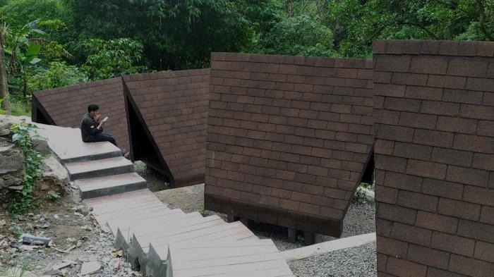 Gazebo yang baru dibangun di lokasi wisata Air Terjun Bissappu di Desa Bonto Salluang
