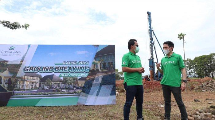 GM Tallasa City, Timotius Iwan Arianto (kanan) berbincang dengan Manager Marketing Tallasa City, Aloysius Pangki disela kegiatan Ground Breaking fasilitas area Citraland Tallasa City