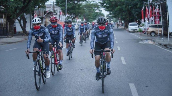 Komunitas tersebut adalah Esso Esso Gowes (E2G) Makassar, Celebes Road Bike Community (CRBC) Makassar dan OLJEN Cycling Community Gowes Kolaborasi, Selasa (1782021).