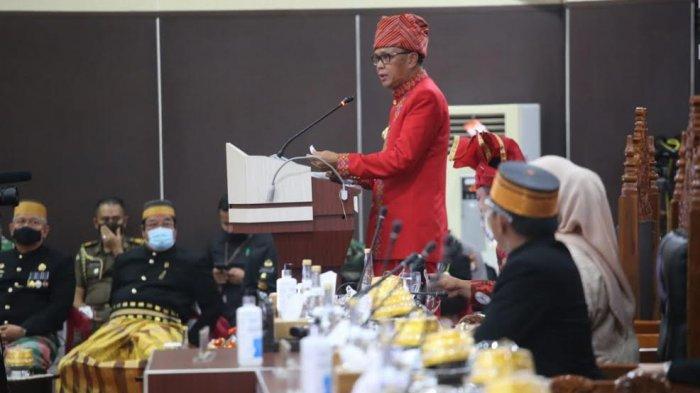 Gubernur Sulawesi Selatan Nurdin Abullah saat peringatan Hari Jadi Ke-351 Sulsel di Kantor DPRD Sulsel Jl Urip Sumoharjo Makassar, Senin (19102020).