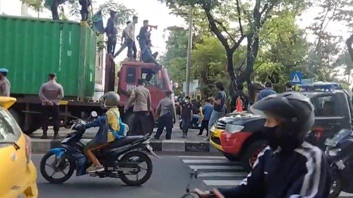 Aktivis yang mengatasnamakan Himpunan Mahasiswa Islam (HMI) Cabang Gowa Raya sedang demonstrasi di Jl Sultan Alauddin, Kota Makassar, Sulawesi Selatan, Jumat (25/2/2022).