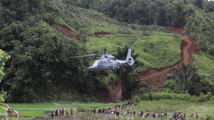Sejumlah warga menyaksikan kedatangan helikopter yang membawa sembako di perbatasan Desa Ulumanda dan Desa Pompenga kecamatan Ulumanda, Kabupaten Majene, Sulbar, Jumat (2212021). Kedatangan Helikopter Anti Kapal Selam ( AKS) AS565 MBe Panther milik TNI AL ini menjadi tontonan unik bagi warga tersebut. Diketahui Desa Ulumanda dan Desa Pompenga merupakan desa yang terisolasi akibat longsor saat terjadi bencana gempa di Majene. TRIBUN TIMURSANOVRA JR