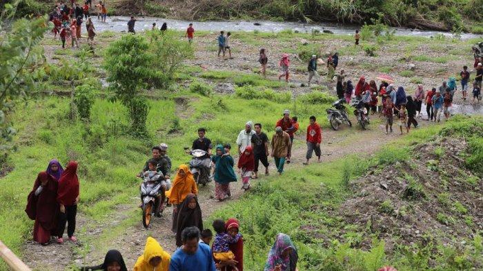 Sejumlah warga menyaksikan kedatangan helikopter yang membawa sembako di perbatasan Desa Ulumanda dan Desa Pompenga kecamatan Ulumanda, Kabupaten Majene, Sulbar, Jumat (2212021). Kedatangan Helikopter Anti Kapal Selam ( AKS) AS565 MBe Panther milik TNI AL ini menjadi tontonan unik bagi warga tersebut. Diketahui Desa Ulumanda dan Desa Pompenga merupakan desa yang terisolasi akibat longsor saat terjadi bencana gempa di Majene. TRIBUN TIMURSANOVRA JR