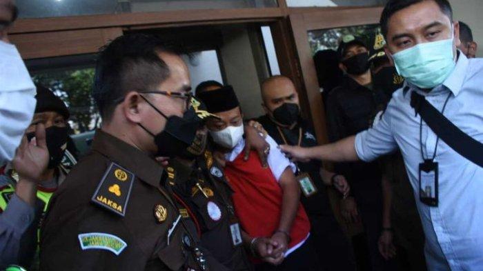 Herry Wirawan Pemerkosa 13 santriwati kini menanti vonis.