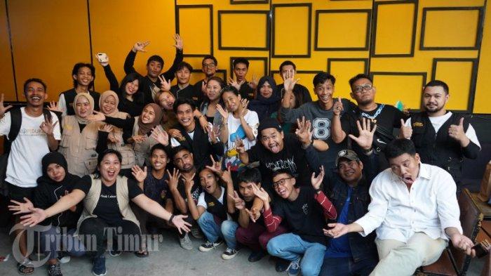 Manajemen Pasar Kopi berfoto bersama saat perayaan HUT ke-8 yang berlangsung di kedai tersebut, Jl Andi Djemma, Makassar, Jumat (25/11/2022).