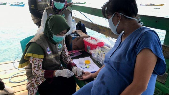 Ibu hamil yang memeriksakan kesehatannya dalam kegiatan Perahu Sehat Pulau Bahagia yang dilakukan Puskesmas Sabutung