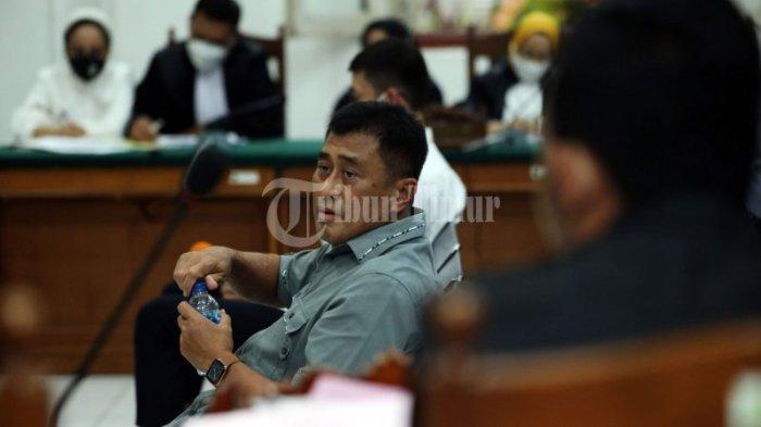 Komisaris IMB Group, Idris Manggabarani hadir sebagai saksi dalam kasus penggelapan dana nasabah di Ruang Sidang Bagir Manan, Pengadilan Negeri (PN) Makassar, Jl. R.A Kartini, Makassar, Selasa (15/2/2022).