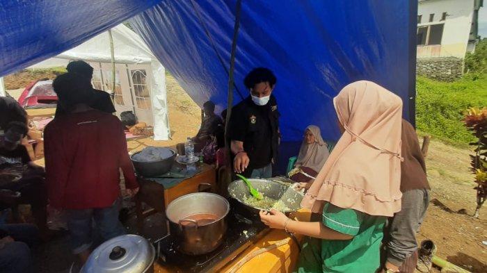 Ikatek Unhas menyuplai kebutuhan dapur umum di Desa Kabiraan, Kecamatan Ulumanda, Kabupaten Majene, Jumat (22/1/2021).