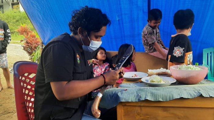 Ikatek Unhas menyuplai kebutuhan dapur umum di Desa Kabiraan, Kecamatan Ulumanda, Kabupaten Majene, Jumat (22/1/2021).