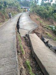 Longsor, Jalan Poros Desa Mesakada Pinrang Terbelah 100 Meter dan Tiang Listrik Tumbang