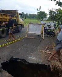 Jalan Amblas di Salomekko Bone Ancam Pengguna Jalan