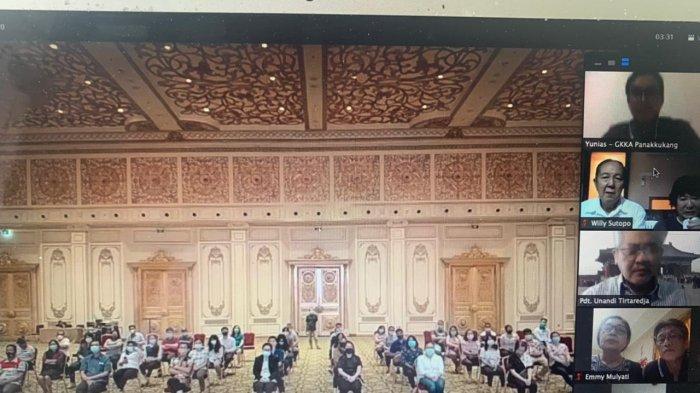 Manajemen Hotel Myko Panakkukang Mas dan karyawan Pt Asindoindah Griyatama mengikuti seremoni ibadah pelepasan John Lucman, komisaris utama PT Asindoindah Griyatama, pengembangan kawasan Panakkukang Mas, Makassar dikabarkan meninggal dunia, Selasa (2/3/2021) dini hari. Almarhum dimakamkan di pekuburan Bollangi, Gowa