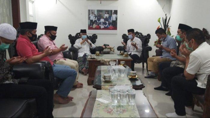 Ketua MUI Sulsel AGH Sanusi Baco memimpin doa untuk kelancaran proyek kereta api Trans Sulawesi saat Kepala Balai Teknik Perkeretaapian Kawasan Timur Indonesia, Jumardi, silaturahmi di kediamannya, Makassar, Jumat (22/1/2021).