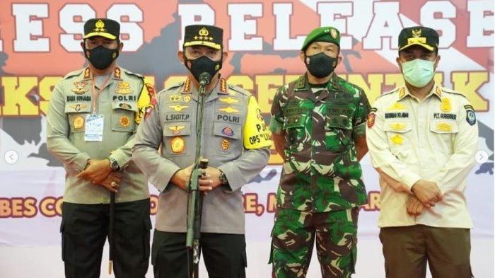 Kapolri, Jenderal Polisi Drs. Listyo Sigit Prabowo, M.Si. (tengah) didampingi Kapolda Sulsel Irjen Pol. Nana Sudjana AS., M.M. (kiri) dan Panglima Komando Daerah Militer XIV/Hasanuddin Mayor Jenderal TNI Mochamad Syafei Kasno, S.H., M.H. (kedua dari kanan) serta Plt Gubernur Sulawesi Selatan Andi Sudirman Sulaiman, S.T (ujung kanan). (foto-dok.pribadi).