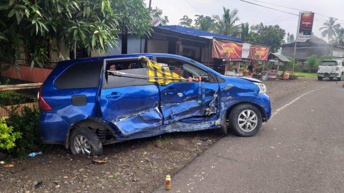 Mobil yang tabrakan poros Bone-Makassar di Desa Tungke, Kecamatan Bengo, Kabupaten Bone, Sulawesi Selatan (Sulsel), tepatnya di Tugu Kecamatan Bengo, Sabtu (6/2/2021)