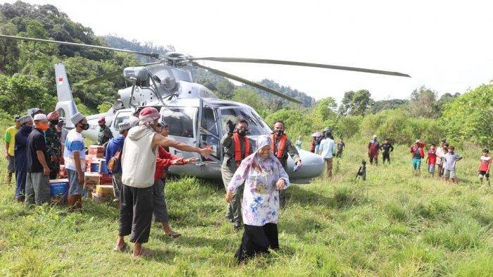 Sejumlah warga menyaksikan kedatangan helikopter yang membawa sembako di perbatasan Desa Ulumanda dan Desa Pompenga kecamatan Ulumanda, Kabupaten Majene, Sulbar, Jumat (2212021). Kedatangan Helikopter Anti Kapal Selam ( AKS) AS565 MBe Panther milik TNI AL ini menjadi tontonan unik bagi warga tersebut. Diketahui Desa Ulumanda dan Desa Pompenga merupakan desa yang terisolasi akibat longsor saat terjadi bencana gempa di Majene. TRIBUN TIMURSANOVRA JR