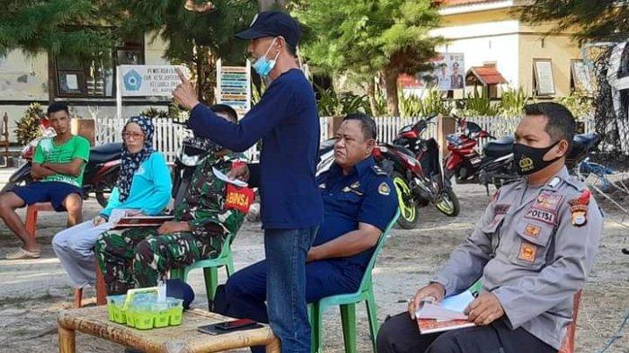 Kepala CDK Pangkep Moh Maja pada sosialisasi di Pulau Sapuka, Kelurahan Sapuka, Liukang Tangayya, Kabupaten Pangkep, Sabtu (31/10/2020).