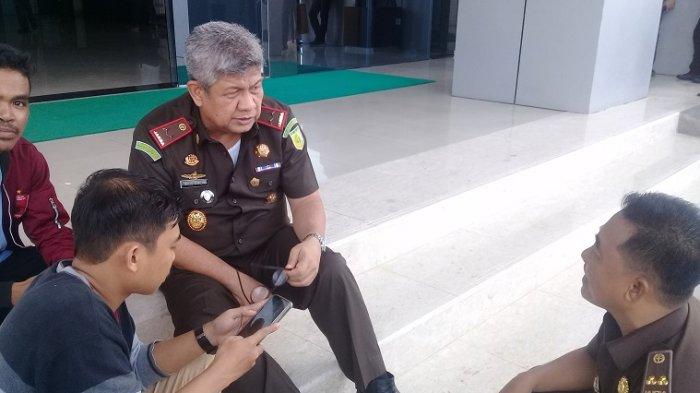 Kepala Kejaksaan Tinggi Sulawesi Selatan, Firdaus Dewilmar berbincang-bincang dengan awak media di Gedung Kejati Sulselbar, Makassar, Rabu (26/2/2020).