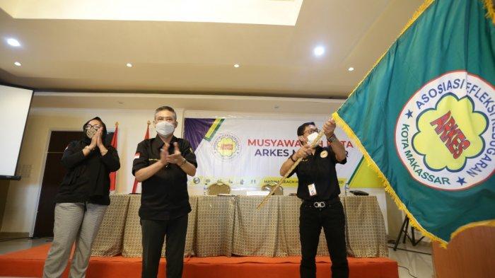 Ketua ARKES Makassar terpilih, Sri Syahril mengibarkan pataka pada Muskot di Ombak Cafe
