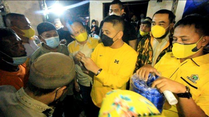 Munafri Arifuddin kembali berkunjung ke lokasi korban kebakaran bersama pengurus Golkar Makassar dan anggota fraksi Minggu (15/8/2021) malam. (Foto Golkar Makassar)