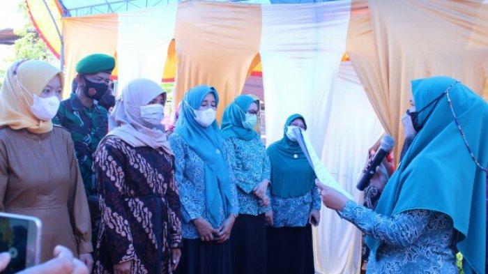 Ketua Tim Penggerak PKK Takalar, Hj Irma Andriani melantik pengurus Desa percontohan Gerakan Masyarakat Hidup Sehat (Germas) Desa Soreang, Kecamatan Mappakasunggu, Senin (14/6/2021).