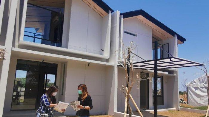 Sales Head Rolling Hills, Amelia memaparkan sejumlah keunggulan unit hunian dan Ruko yang ditawarkan saat Tour Show Unit Rolling Hills, Jumat (23102020). Hunian premium di kawasan Metro Tanjung Bunga ini, akan menggelar pemilihan unit bagi calon customer yang telah melakukan NUP Sabtu (24102020) dengan protokol ketat. tribun timurmuhammad abdiwan